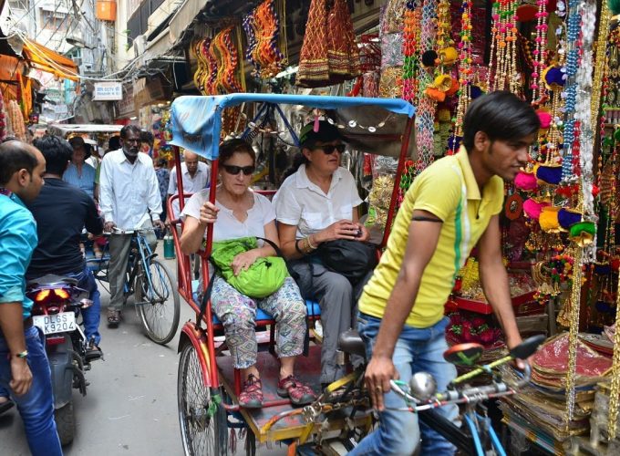 Vibrant Streets of Delhi: A Comprehensive Shopping Adventure